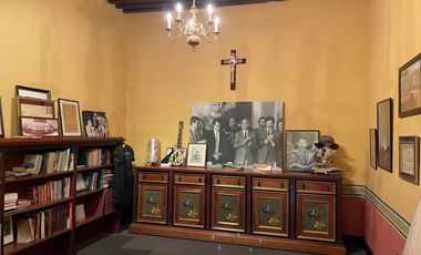 Suntuosa mansión histórica estilo colonial ubicada en el primer cuadro!