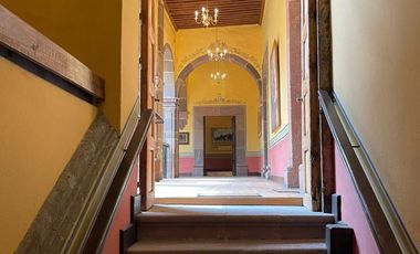 Suntuosa mansión histórica estilo colonial ubicada en el primer cuadro!