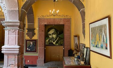 Suntuosa mansión histórica estilo colonial ubicada en el primer cuadro!