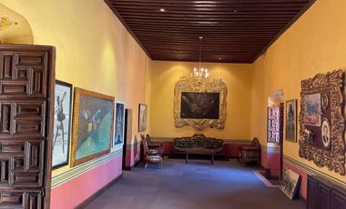 Suntuosa mansión histórica estilo colonial ubicada en el primer cuadro!