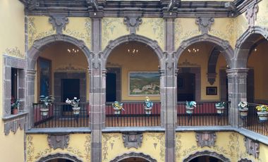 Suntuosa mansión histórica estilo colonial ubicada en el primer cuadro!