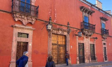 Suntuosa mansión histórica estilo colonial ubicada en el primer cuadro!