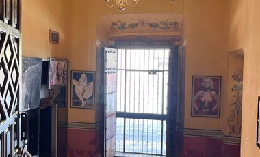 Suntuosa mansión histórica estilo colonial ubicada en el primer cuadro!