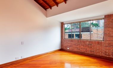 Casa parcialmente remodelada en sector de las Santas - El Poblado