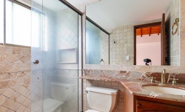 Casa parcialmente remodelada en sector de las Santas - El Poblado