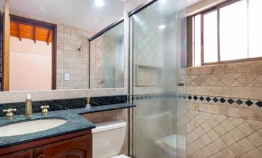 Casa parcialmente remodelada en sector de las Santas - El Poblado