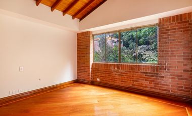Casa parcialmente remodelada en sector de las Santas - El Poblado