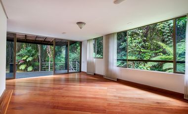 Casa parcialmente remodelada en sector de las Santas - El Poblado