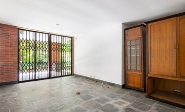Casa parcialmente remodelada en sector de las Santas - El Poblado