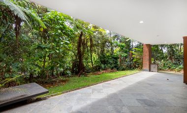 Casa parcialmente remodelada en sector de las Santas - El Poblado