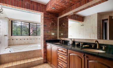 Casa parcialmente remodelada en sector de las Santas - El Poblado