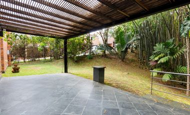 Casa parcialmente remodelada en sector de las Santas - El Poblado