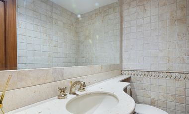 Casa parcialmente remodelada en sector de las Santas - El Poblado