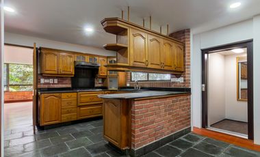 Casa parcialmente remodelada en sector de las Santas - El Poblado