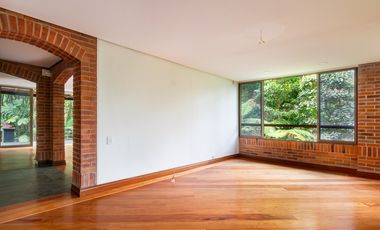 Casa parcialmente remodelada en sector de las Santas - El Poblado