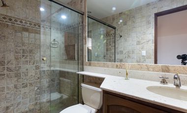 Casa parcialmente remodelada en sector de las Santas - El Poblado