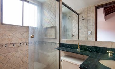 Casa parcialmente remodelada en sector de las Santas - El Poblado