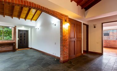 Casa parcialmente remodelada en sector de las Santas - El Poblado