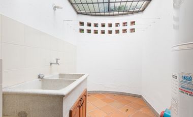 Casa parcialmente remodelada en sector de las Santas - El Poblado