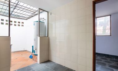 Casa parcialmente remodelada en sector de las Santas - El Poblado