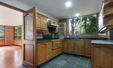 Casa parcialmente remodelada en sector de las Santas - El Poblado
