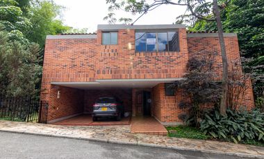 Casa parcialmente remodelada en sector de las Santas - El Poblado