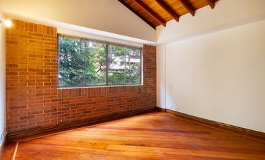 Casa parcialmente remodelada en sector de las Santas - El Poblado