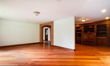Casa parcialmente remodelada en sector de las Santas - El Poblado