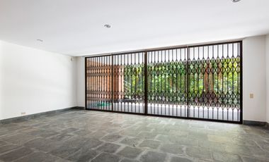 Casa parcialmente remodelada en sector de las Santas - El Poblado