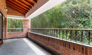 Casa parcialmente remodelada en sector de las Santas - El Poblado