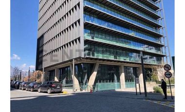 Amplio Local Comercial en Avenida Las Condes