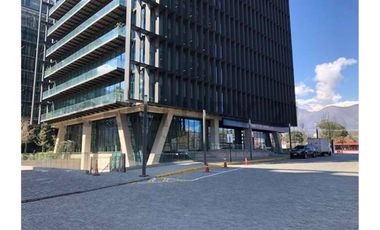 Amplio Local Comercial en Avenida Las Condes
