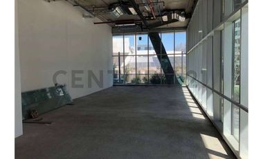 Amplio Local Comercial en Avenida Las Condes