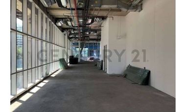 Amplio Local Comercial en Avenida Las Condes