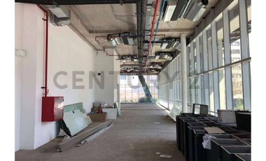 Amplio Local Comercial en Avenida Las Condes