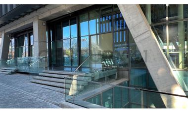 Amplio Local Comercial en Avenida Las Condes