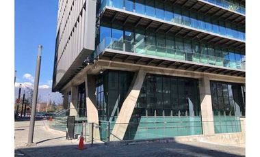 Amplio Local Comercial en Avenida Las Condes