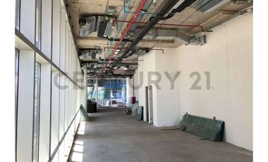 Amplio Local Comercial en Avenida Las Condes