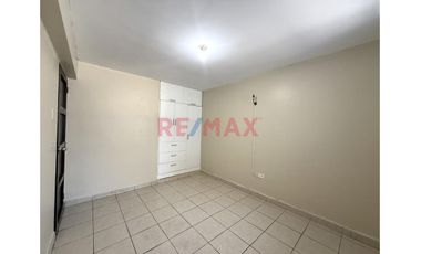 Alquiler De Casa De 3 Pisos Urb Vista Bella (A Espaldas De Sodimac)