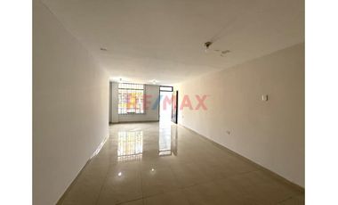 Alquiler De Casa De 3 Pisos Urb Vista Bella (A Espaldas De Sodimac)