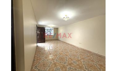 Alquiler De Casa De 3 Pisos Urb Vista Bella (A Espaldas De Sodimac)