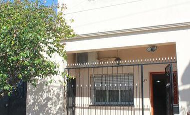 Casa de 3 ambientes con patio, garage en Avellaneda- Crucesita