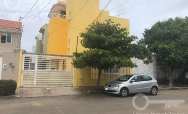 Venta de Casa con 3 recámaras en condominio de Calle José María Caracas, Col. Guadalupe Victoria, Coatzacoalcos, Ver.