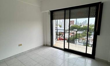 Av. CORDOBA al 4800. Alquiler de gran Monoambiente con Balcón Al Frente. Expensas $ 155.000