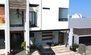 Casa en Venta en VALLE IMPERIAL con Campo de Golf, Zapopan, Jalisco.