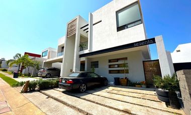 Casa en Venta en VALLE IMPERIAL con Campo de Golf, Zapopan, Jalisco.