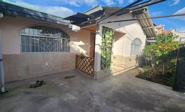 Vende casa de una planta dentro de Urbanización Sector Mitad del Mundo