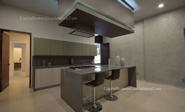 Casa de Lujo con Alberca y Mucho Jardín cerca Bugambilias Sur ZMG