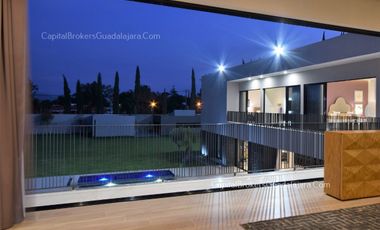 Casa de Lujo con Alberca y Mucho Jardín cerca Bugambilias Sur ZMG
