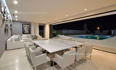 Casa de Lujo con Alberca y Mucho Jardín cerca Bugambilias Sur ZMG